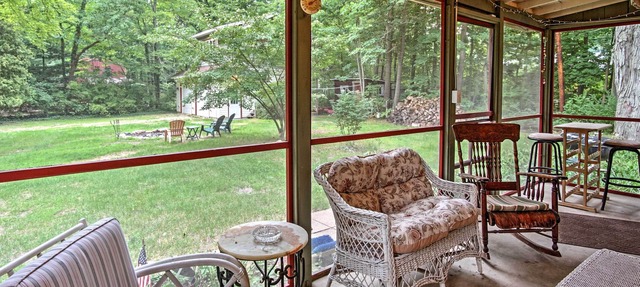 Harbert Cottage w/Fire Pit: Half Mile to Beach! in Harbert