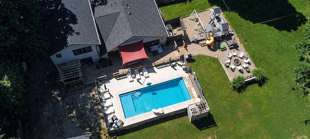 Harbert renovated house Private heated pool spa large deck grill fire pit in Harbert