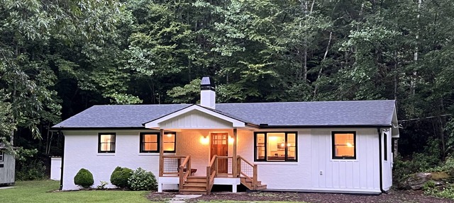 Highly rated cabin in DuPont State Forest between Brevard & Hendersonville in Cedar Mountain