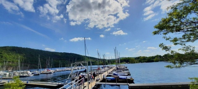 Holiday Home 'Yachthof' with Lake View, Terrace and Wi-Fi in Waldeck- Halbinsel Scheid