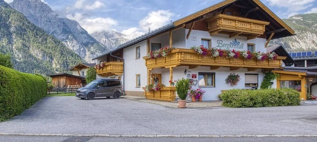 Holiday Apartment "Sonnenschein Suite" with Mountain View, Shared Garden & Wi-Fi in Leutasch