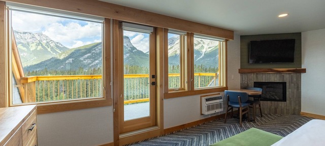 Hotel Canoe and Suites in Banff