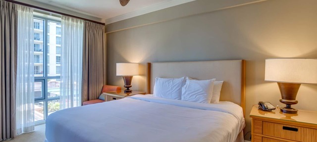 Island Elegance: Beach Retreat Near Kapalua Airport! Onsite Pool, FREE Parking in Lahaina
