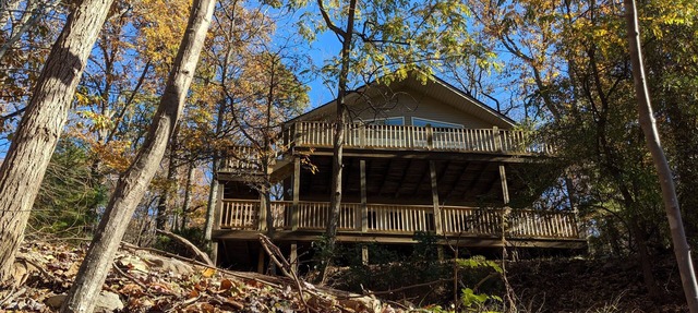 Kinstay Top-Rated Family Cabin: 2 Living Areas, Views & Game Room + EV Charger in McGaheysville
