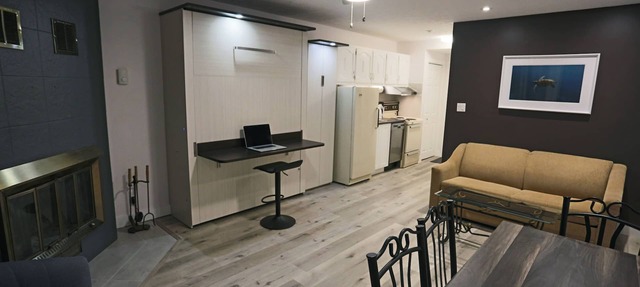 Lake view w/pools, hot tub & sauna! Walk to old Magog. 10min drive to Mt Orford in Magog