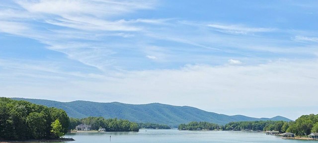 Lakefront Condo, Amazing Lake & Mountain Views + Resort Amenities in Huddleston
