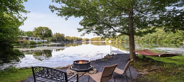 Lakefront Haven: Modern Cottage in Saylorsburg