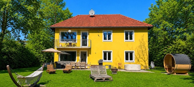 Large dream house in noble suburb of Munich, 15min. City centre, 12min. lake in Gräfelfing