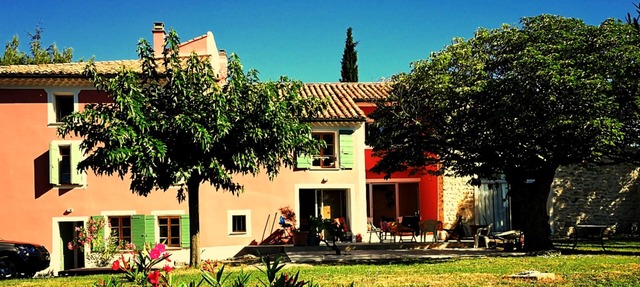Les Roucas: studio type, guaranteed Provençal charm, garden and pool view in Mormoiron