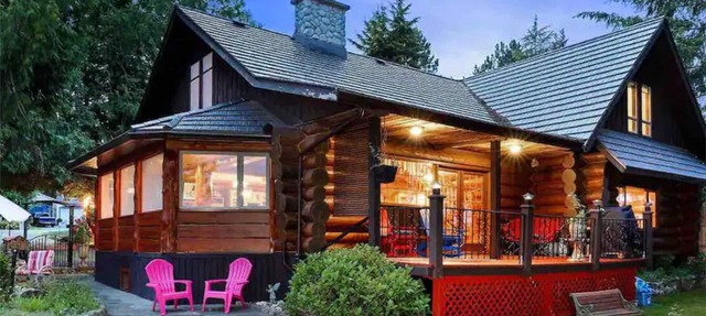 Log Home with 4 bedrooms 3 bathrooms in Fanny Bay