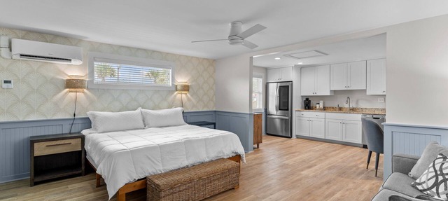 Loggerhead Inn & Suites - Premium King Suite in hotel in Surf City, North Carolina in Surf City