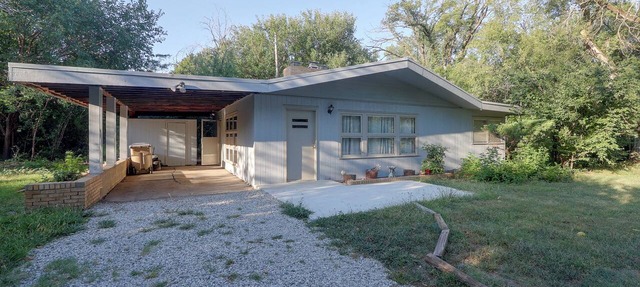 ‘Lulu’s House’ w/Yard! 8 Mi to Dtwn Wichita in Bel Aire