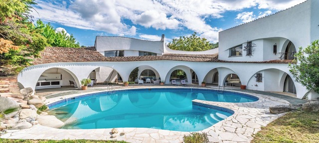 Luxurious and quiet 5-bedroom villa in enchanting Grasse with WiFi, AC, Pool, in Grasse