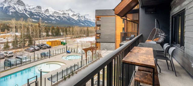 Luxury 8-BR Home Thoughtfully Designed for Families + Best Amenities in Canmore in Canmore