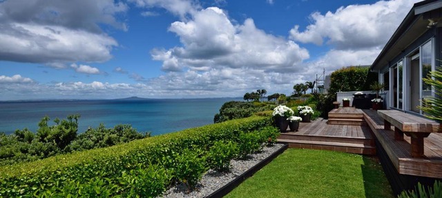 Luxury house with Clifftop Seaview in Whangaparaoa