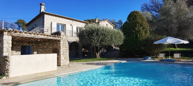 Magnificent villa bathed in sun and surrounded by pine trees and olive trees in Roquefort-les-Pins