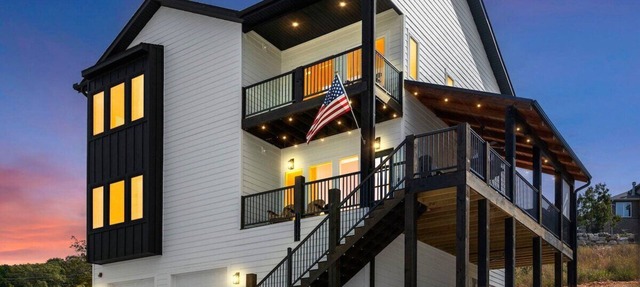 Majestic · Lux Lake View Retreat Sleeps 12, Theater, Hot Tub in Branson