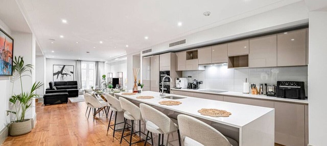 Mayfair 2-Bed | Hyde Park Views | Concierge & AC in London