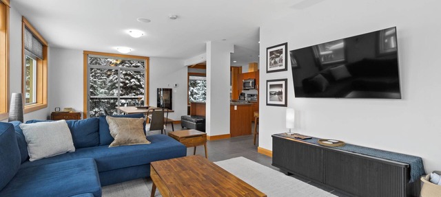 Modern 2 bedroom plus den apartment in village centre in Sun Peaks