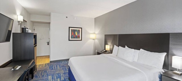 Modern Room with Breakfast and Indoor Heated Swimming Pool Close to Dorney Park in Alllentown