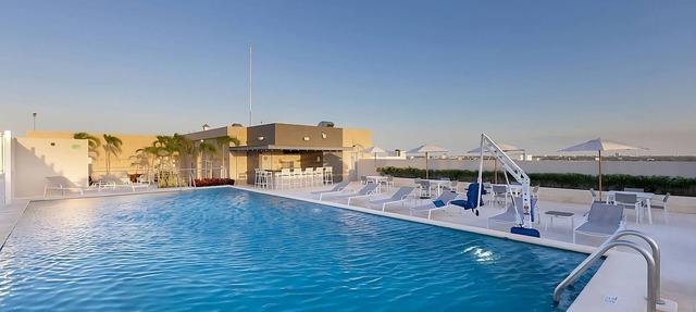 Modern Studio l Residence Inn l King Bed + Kitchen + Desk in Mérida