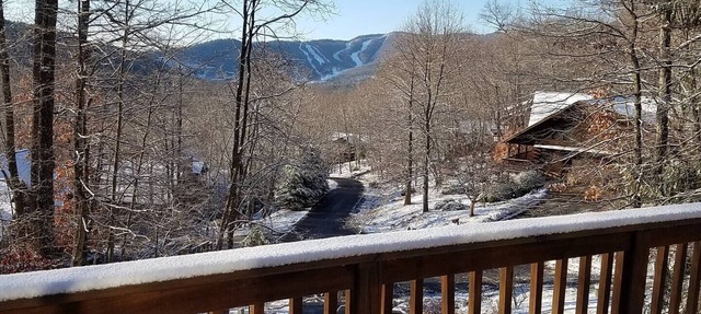 Mount Chipmunk w/Hot Tub & Amazing View of Massanutten Resort in McGaheysville