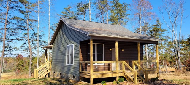 New cabin- access to horse trails, Pilot Mtn & Hanging Rock St. Pks in Pinnacle