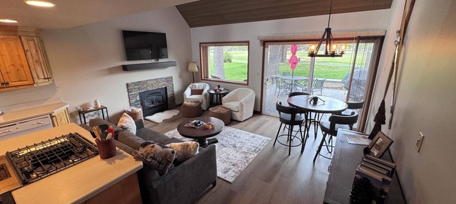 Newly Remodeled Condo on Golf Course, A/C, Pet Friendly, SHARC passes, Bikes. in Sunriver