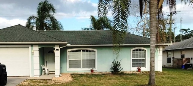 Nice 3 bedroom, 2 bath single family vacation home with a 2 car garage. in Edgewater