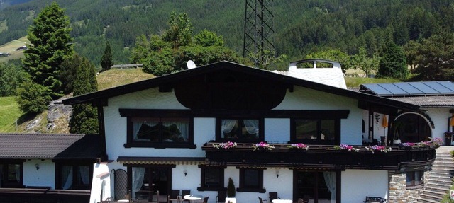Nice apartment for 5 guests with TV, terrace and panoramic view in Matrei Am Brenner