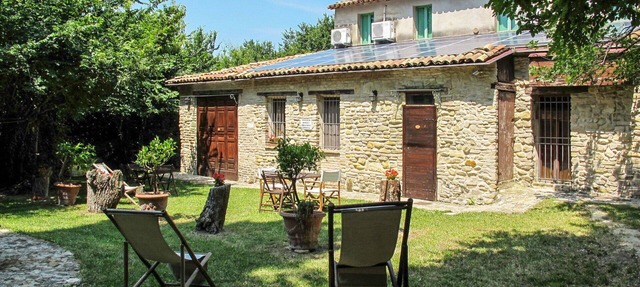 Nice apartment for 4 people with WIFI, pool, A/C, TV, patio and pets allowed in Pesaro