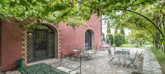Nice room for 4 people with WIFI, pool, A/C, TV, veranda and pets allowed, close to Perugia in Agello