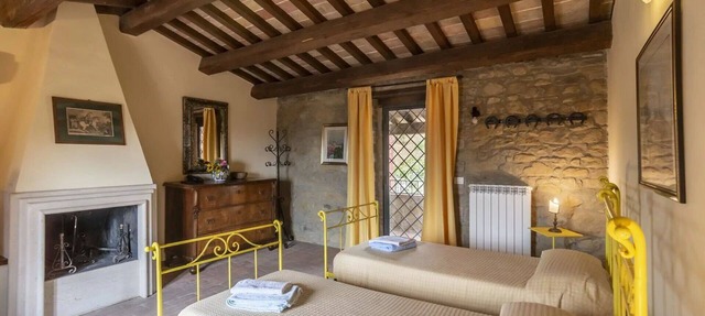 Nice room with pool, A/C, WIFI, TV, patio, pets allowed and panoramic view, close to Perugia in Agello