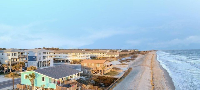 Ocean front,pet friendly,fenced yard in Oak Island