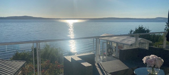 Oceanfront, beach access Cozy bed & breakfast loaded amenities , Sunny Saltair in Ladysmith
