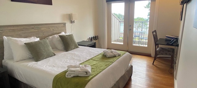 Oceanview Queen Bedroom - Mayne Island Resort in Mayne Island