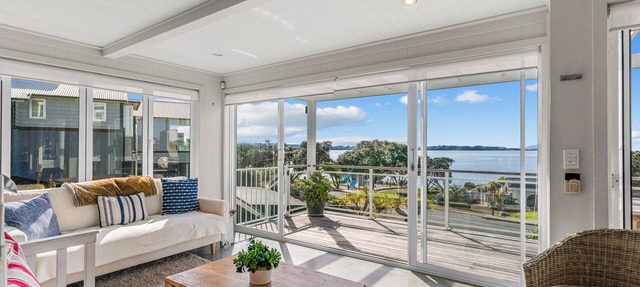 Oli Kai - Algies Bay Holiday Home in Matakana