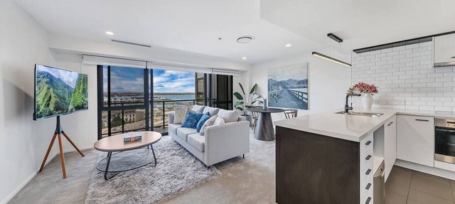 One Bed Harbour Views, Pool & Parking on Hobson St in Auckland