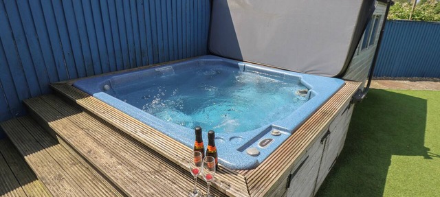OVERCARR COTTAGE, pet friendly, with hot tub in Pickering in Malton