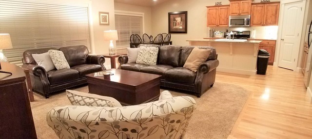 Paramount ~ One Story 3bdrm/2bath home. Pools, close to Parks, Golf, shopping. in Meridian