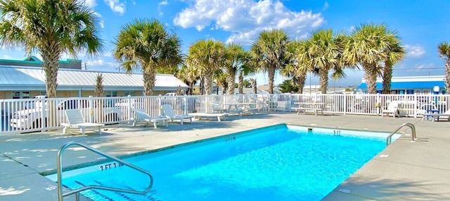 Pet-friendly, 3 Blocks to Beach, Pool, #121 in Atlantic Beach