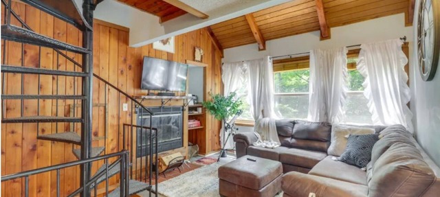 Pet-Friendly Shenandoah Valley Cabin w/Hot Tub, Pool & Lake Access, Near Bryce in Basye