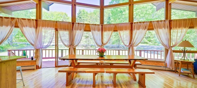 Pocono Chalet ~ Sauna ~ Hot Tub~ Game Room ~ Fireplaces in Tafton