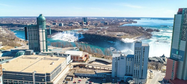 PRIME location, 2 FREE parking, 5 Min WALK FROM FALLS, free wine & wifi, 8guest in Niagara Falls