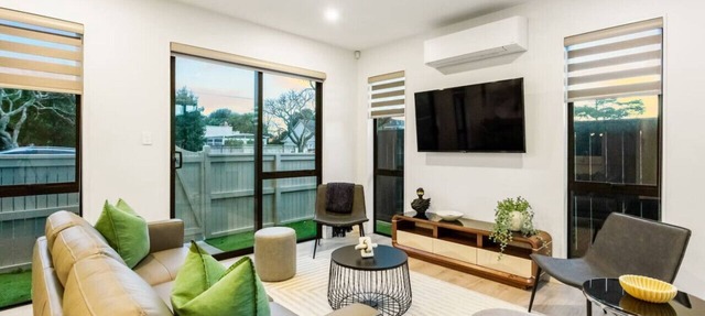 Pristine Modern Central Home | Netflix & Heatpump in Auckland Central Suburbs