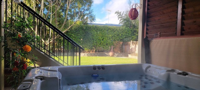 Private Hot Tub Retreat w/Fire Table/ Games Room & AC in Maple Ridge