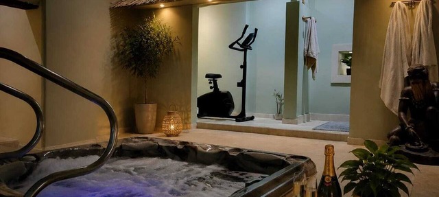 Private Spa & Charming Patio (Near Avignon & the Vineyards) in Roquemaure