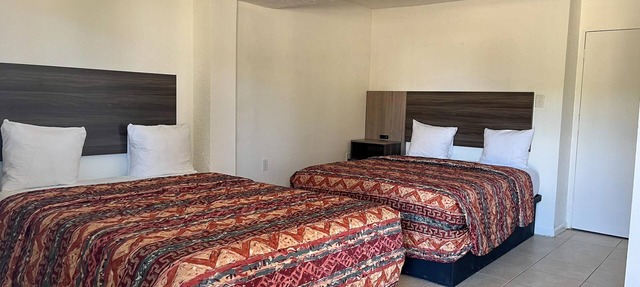 Quaint, Lakeside Budget Hotel Room in Everglades City