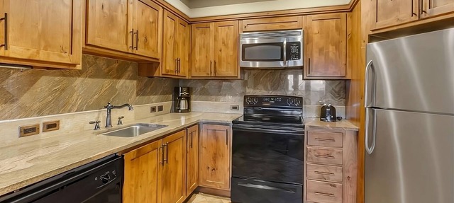 Relax and Recharge! Outdoor Swimming Pool, Full Kitchen, Free Parking! in Sedona