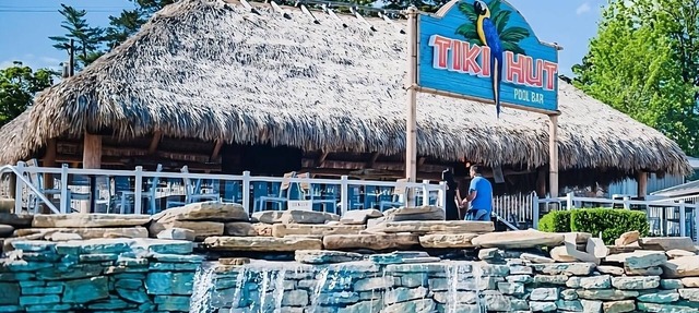Relax and Unwind! Free Parking, Onsite Pool, Near Main Street Music Hall in Osage Beach
